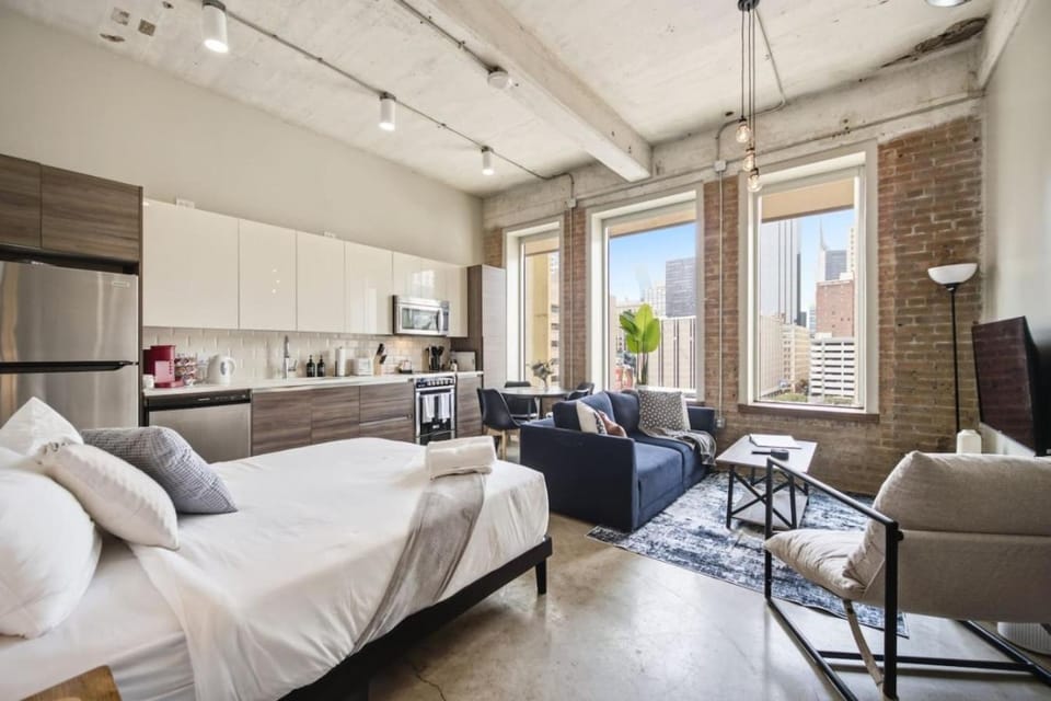 Beautiful Dallas Apartment with Pool, Laundry, Views Apartment in Dallas