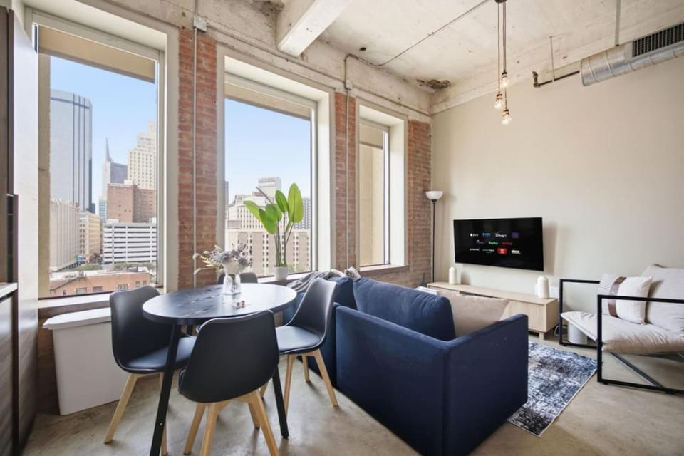 Beautiful Dallas Apartment with Pool, Laundry, Views Apartment in Dallas
