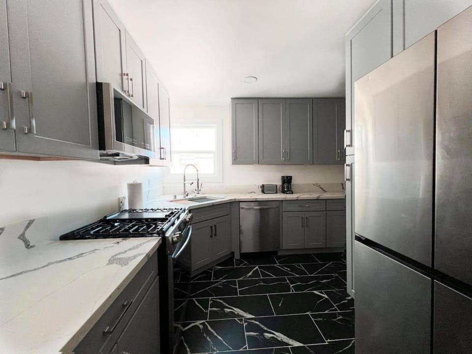 Kitchen or kitchenette, dishwasher, oven