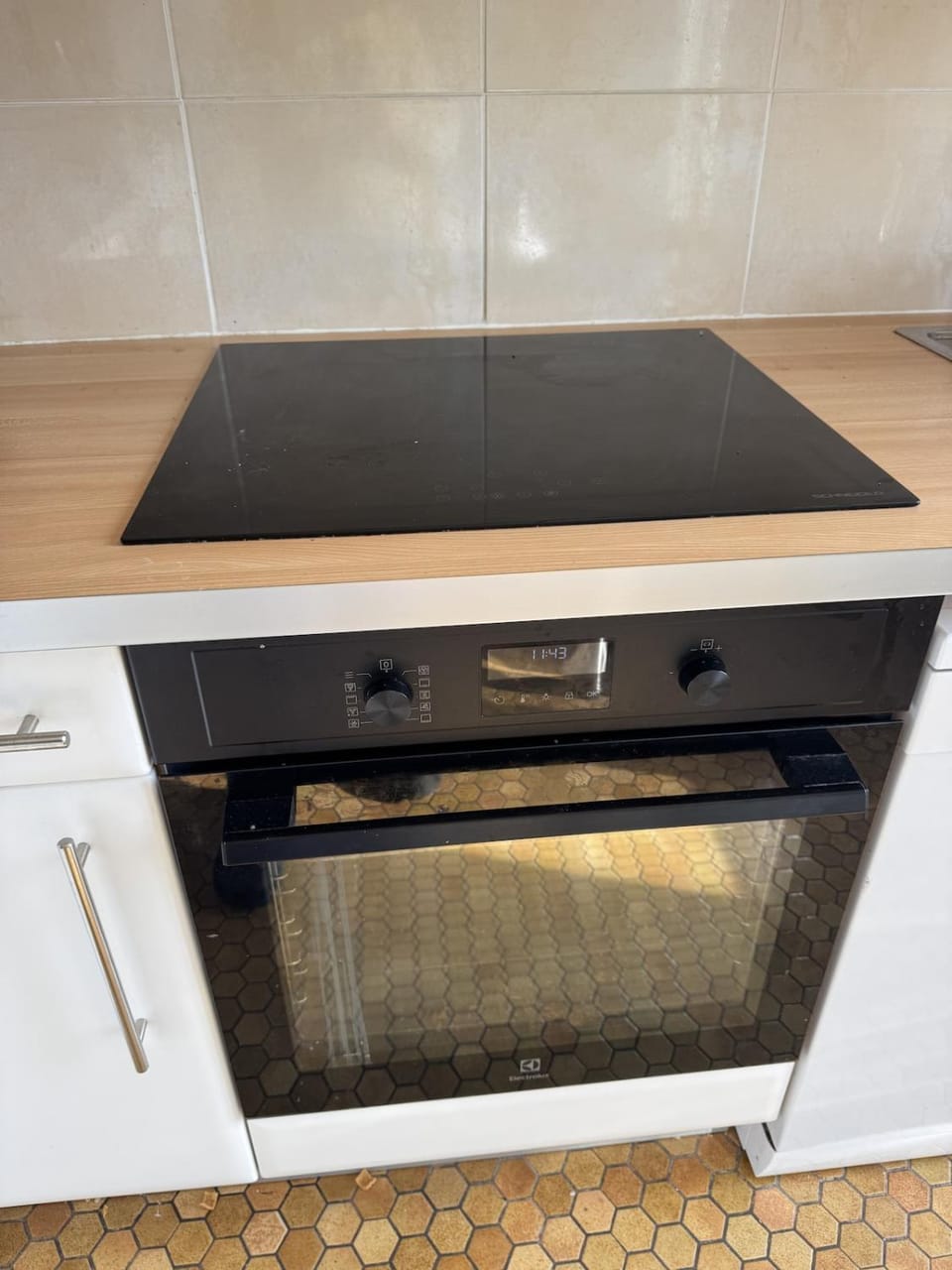 Kitchen or kitchenette, oven