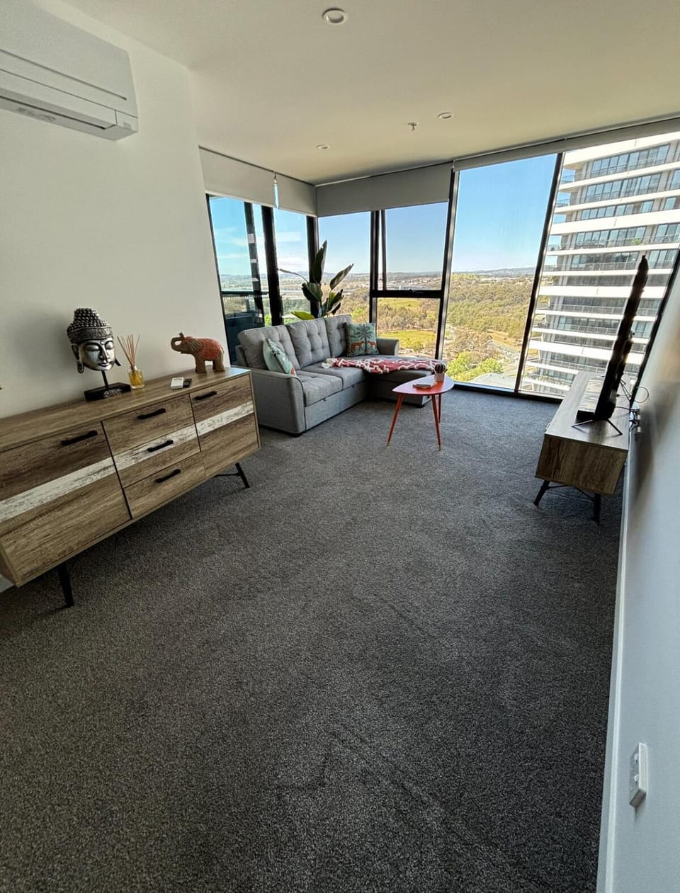 Plush at Nightfall 1 bedroom Free parking, wifi Apartment in Canberra
