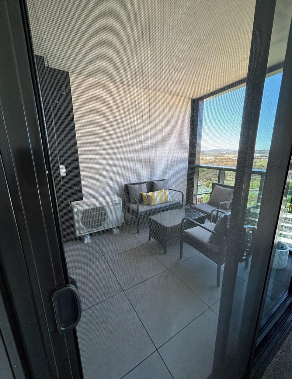 Plush at Nightfall 1 bedroom Free parking, wifi Apartment in Canberra