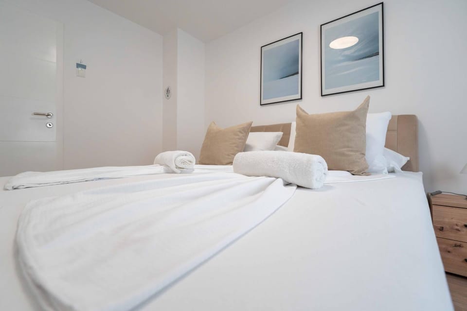 Bed, Bedroom, towels