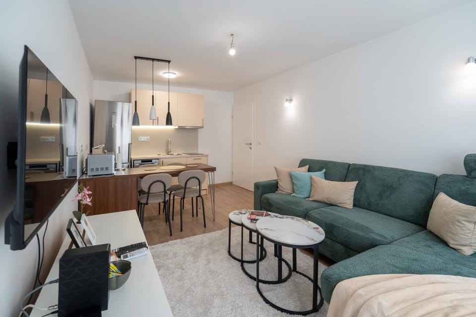 TV and multimedia, Kitchen or kitchenette, Living room, Seating area, Dining area