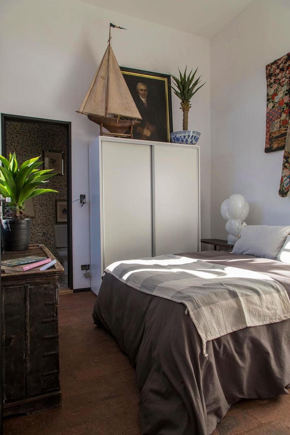 Photo of the whole room, Bedroom