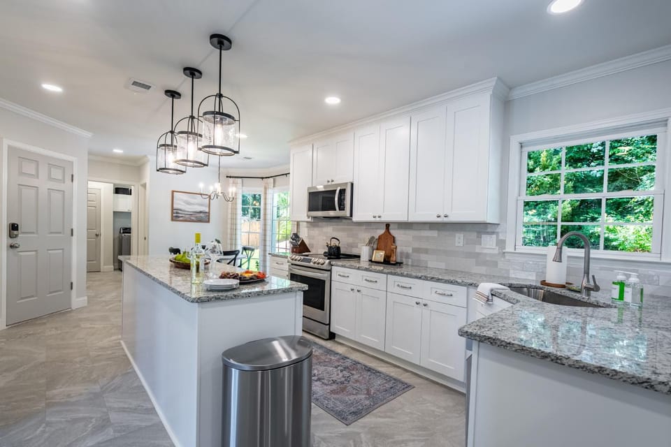Spacious 4BR Retreat with Fire Pit near LakePoint House in Acworth