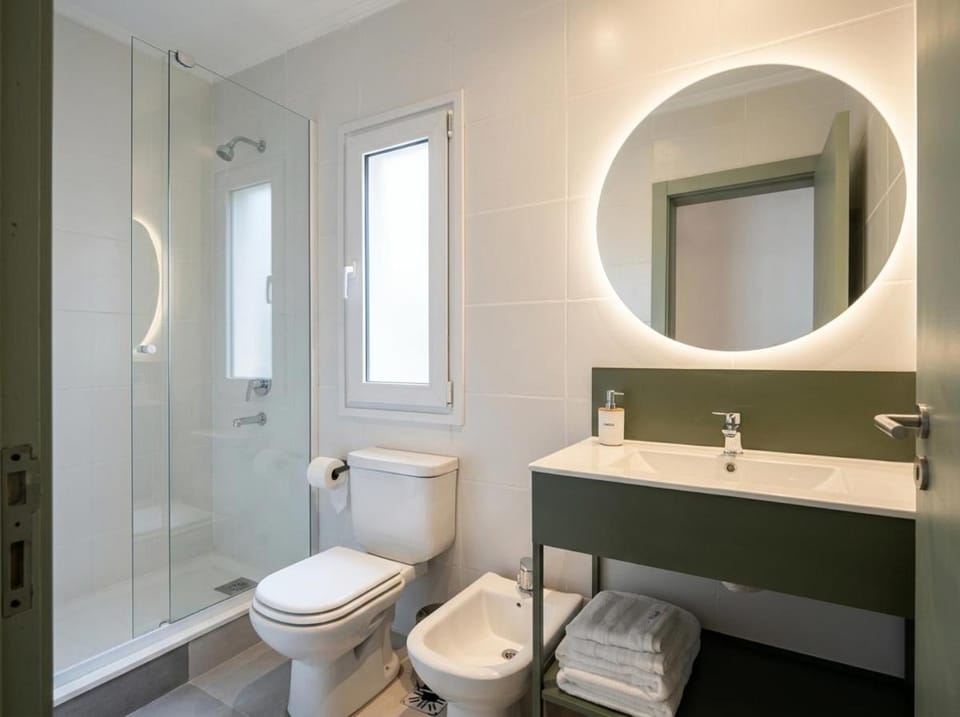 Shower, Toilet, Bathroom, Bath, bidet, towels