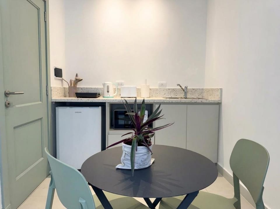 Kitchen or kitchenette, Dining area, minibar