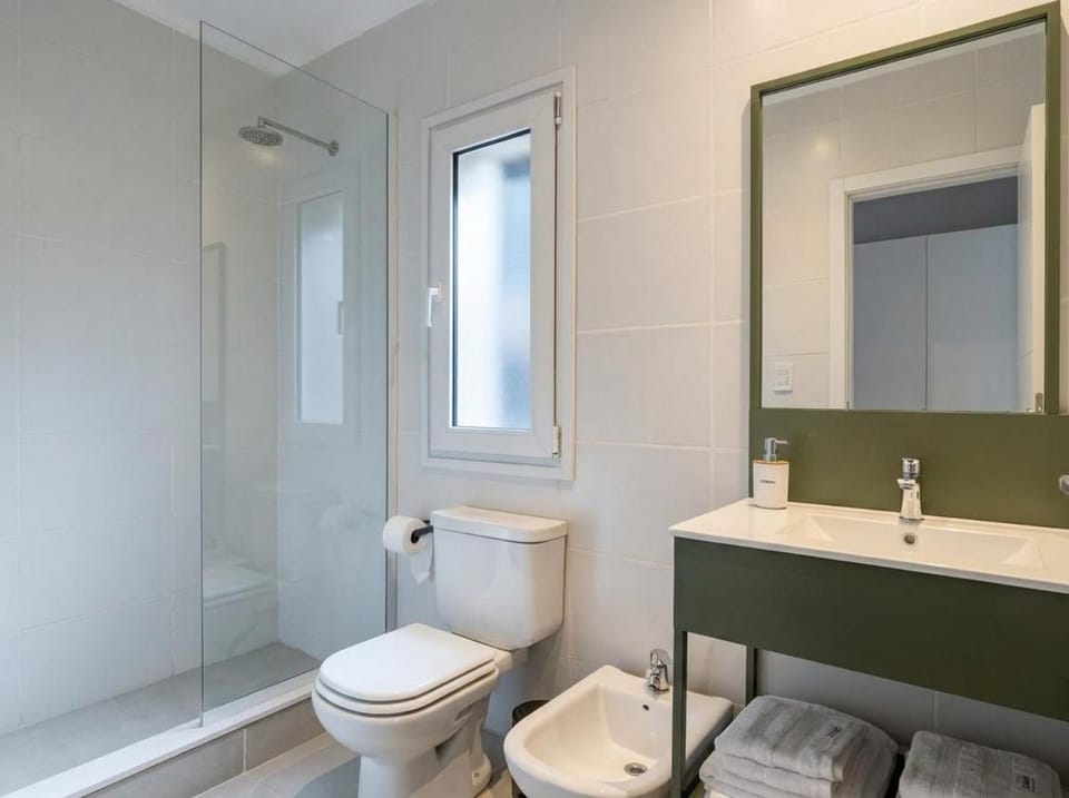 Shower, Toilet, Bathroom, bidet, towels