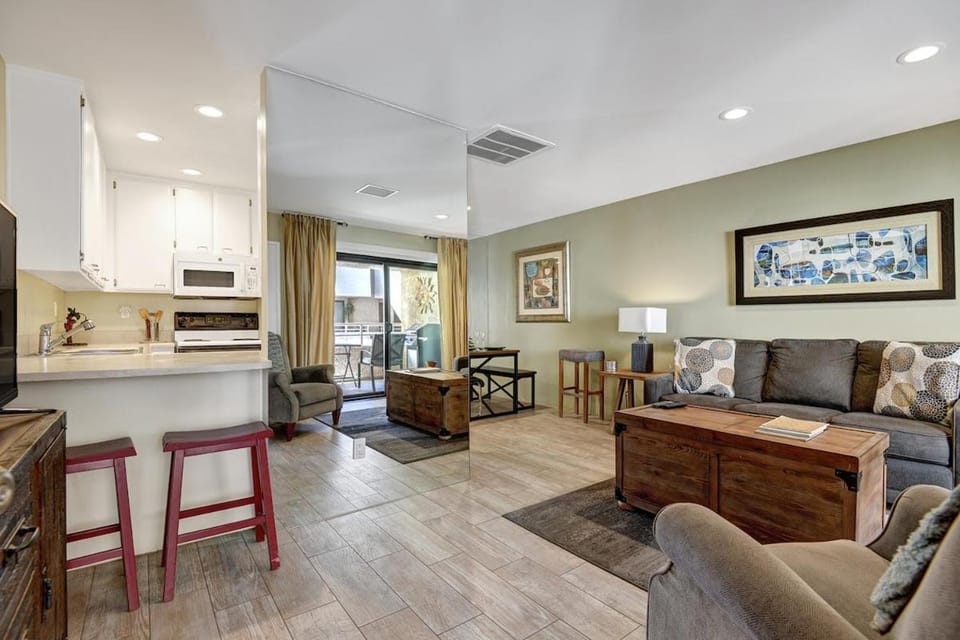 Biarritz Delight - Heated Pool Spa & Balcony View House in Palm Springs