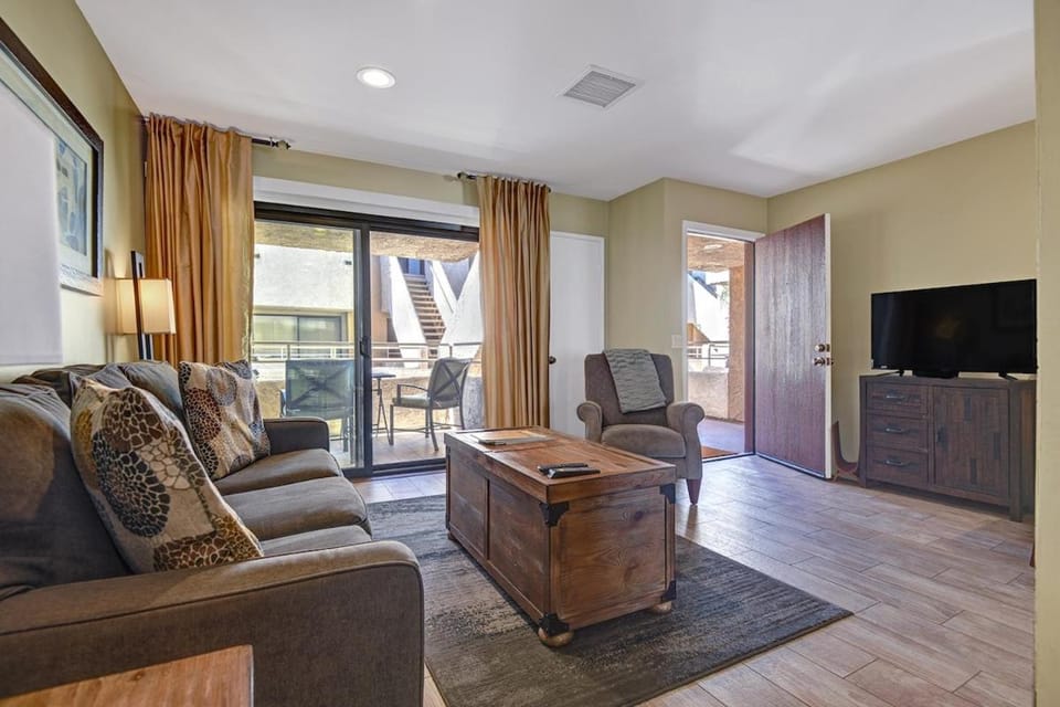 Biarritz Delight - Heated Pool Spa & Balcony View House in Palm Springs