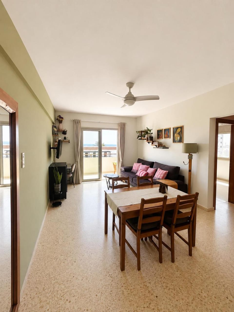 TV and multimedia, Seating area, Dining area