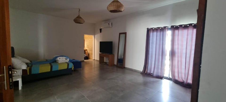 Bed, TV and multimedia, Bedroom