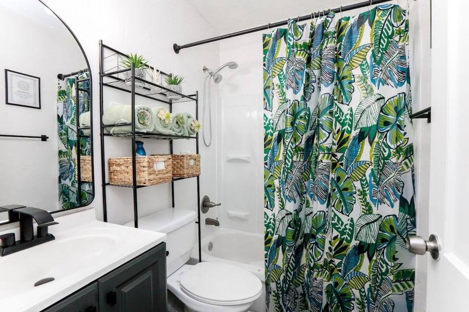 The Plant House-A 4 min walk to the beach 30-days Apartment in Norfolk