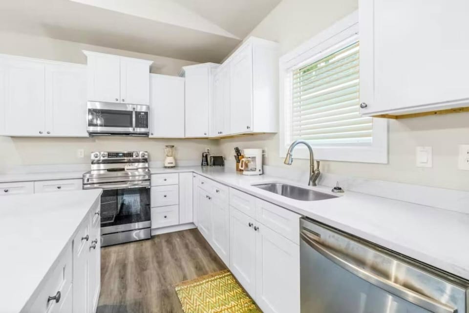 Searentity- Close to Downtown, Navy Base, and Wahoo Staduim House in Pensacola
