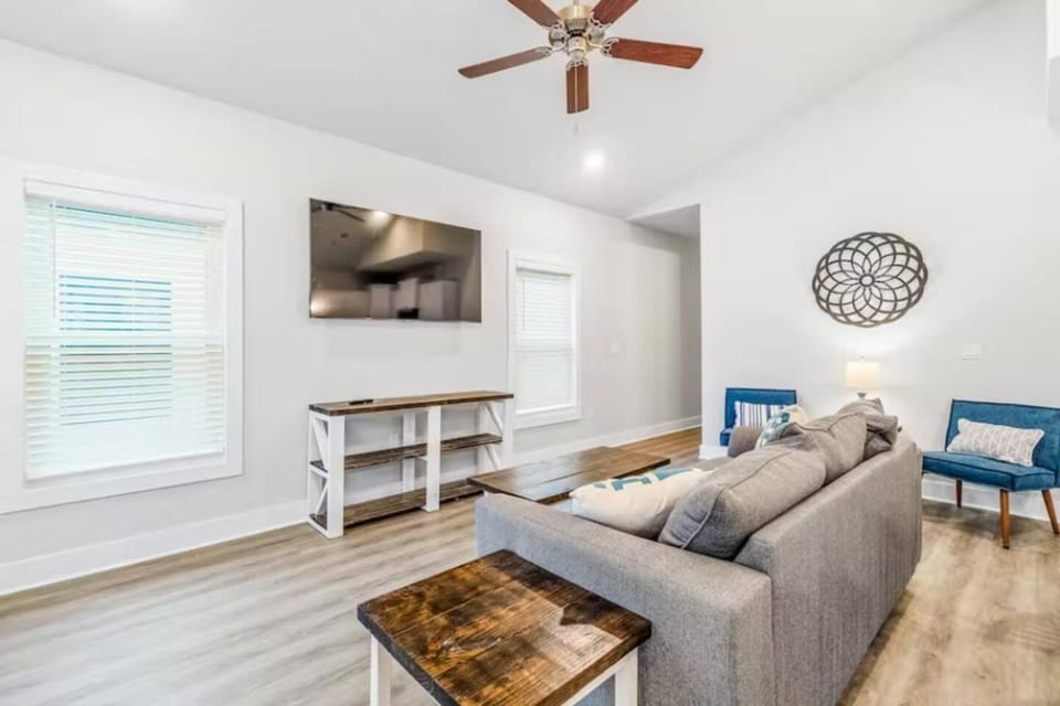 Searentity- Close to Downtown, Navy Base, and Wahoo Staduim House in Pensacola