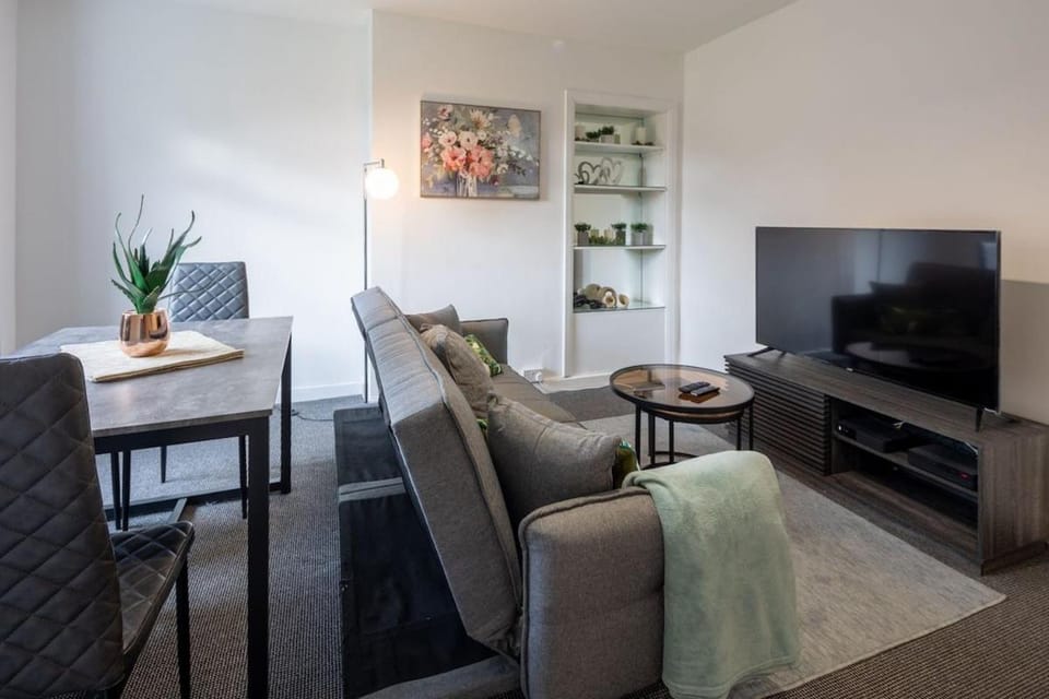 Contractor Base - 3BR - Free Parking - Fast Wi-Fi Apartment in Bristol