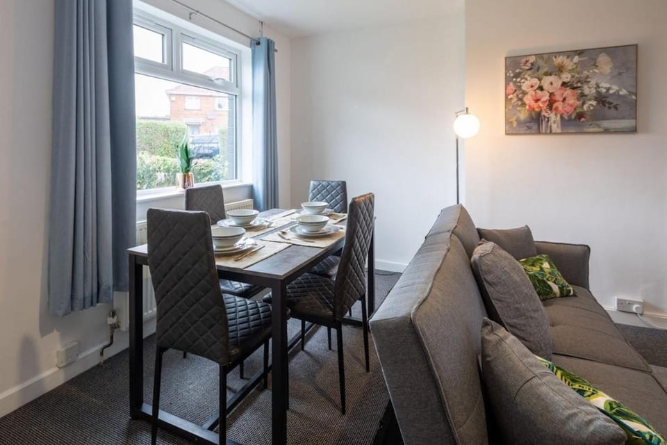 Contractor Base - 3BR - Free Parking - Fast Wi-Fi Apartment in Bristol