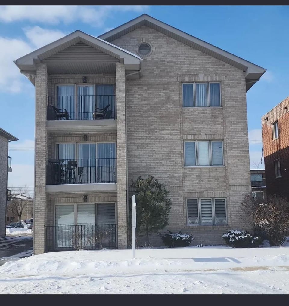 Modern 1-Bedroom Condo with Private Parking Apartment in Chicago Ridge
