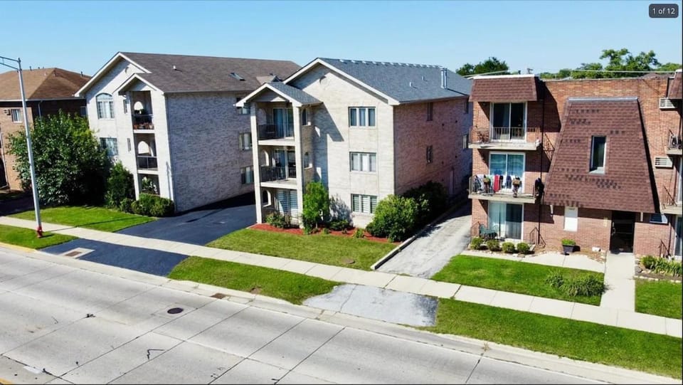 Modern 1-Bedroom Condo with Private Parking Apartment in Chicago Ridge