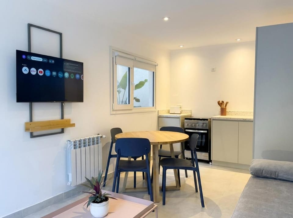 TV and multimedia, Kitchen or kitchenette, Living room, Seating area, Dining area, hair dresser