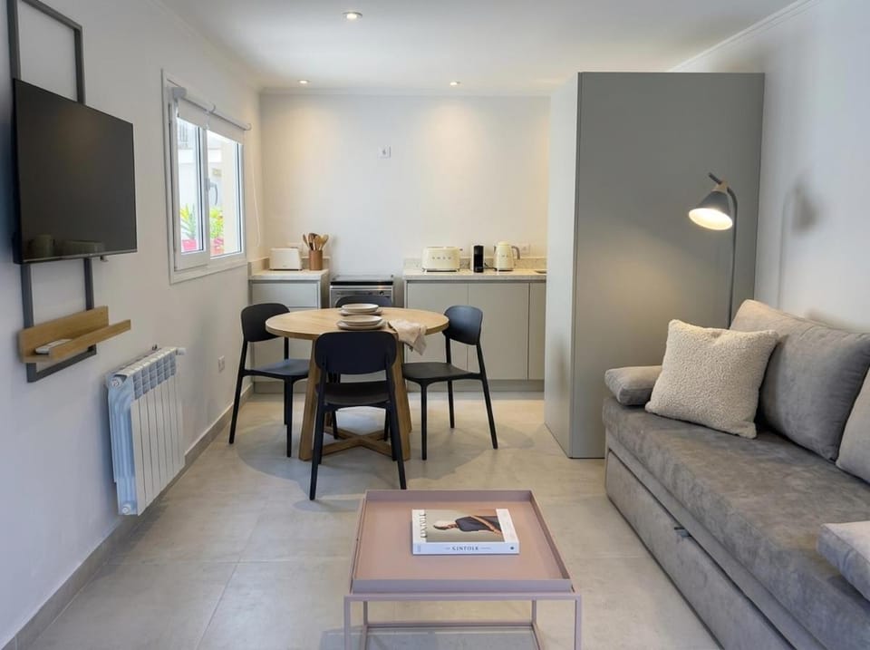 TV and multimedia, Kitchen or kitchenette, Living room, Seating area, Dining area, hair dresser, internet
