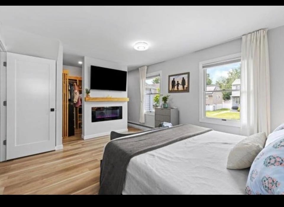 Modern 4BR Menlo Park Home House in Iselin