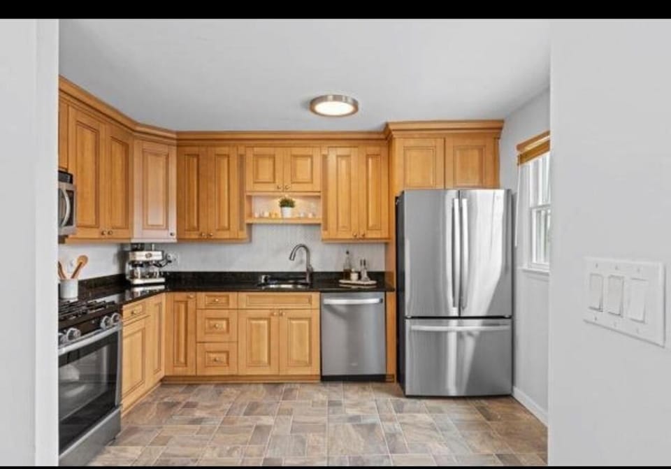 Modern 4BR Menlo Park Home House in Iselin