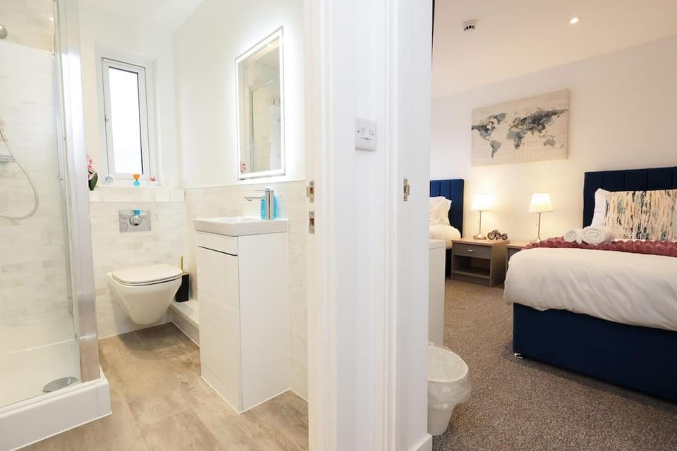 Cardiff Central Luxury Apartment with Balcony with Hot Tub and Free Parking Apartment in Cardiff