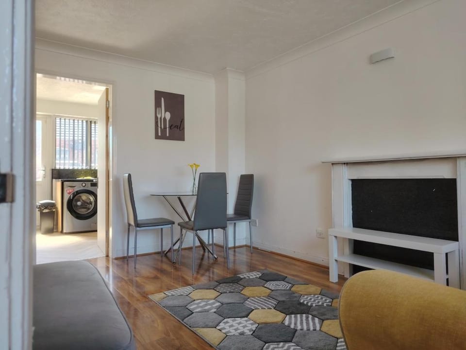 2 Bedroom Stay Perfect for Work, Study & Travel House in Walsall