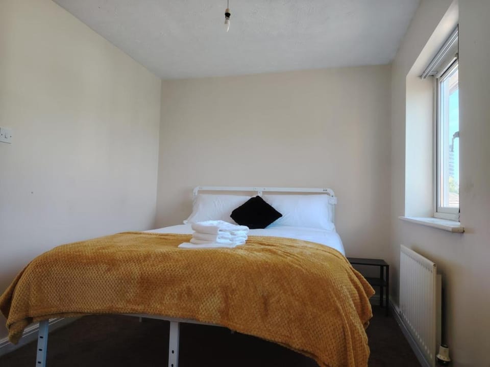 2 Bedroom Stay Perfect for Work, Study & Travel House in Walsall