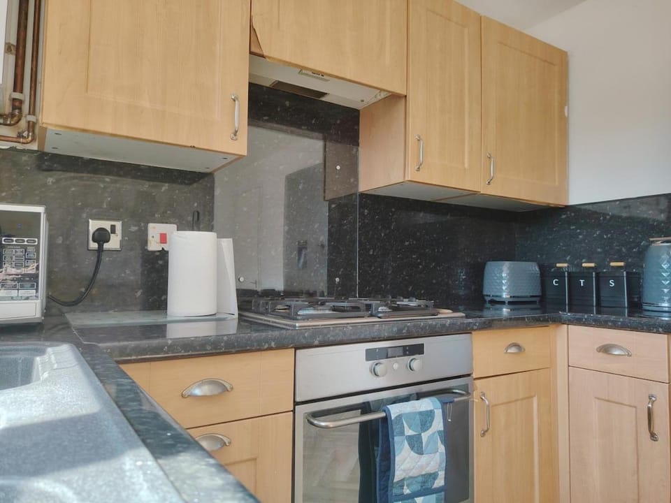 2 Bedroom Stay Perfect for Work, Study & Travel House in Walsall
