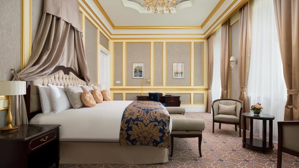 Bed, Photo of the whole room, Seating area, Bedroom