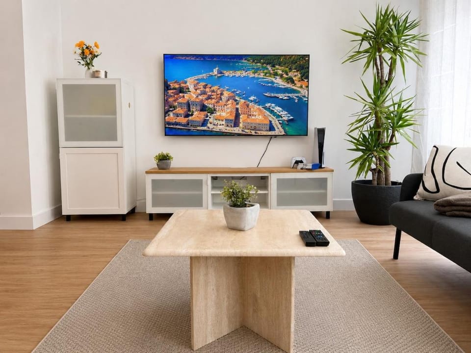 Communal lounge/ TV room, TV and multimedia, Living room, Seating area, Evening entertainment