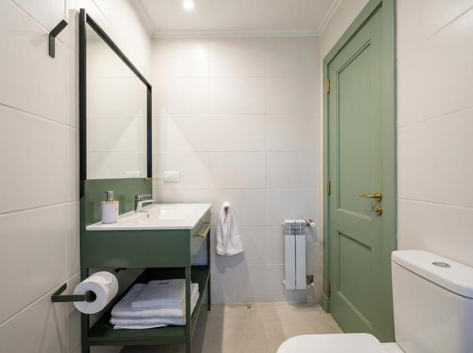 Toilet, Bed, Bathroom, Photo of the whole room, Bedroom, towels