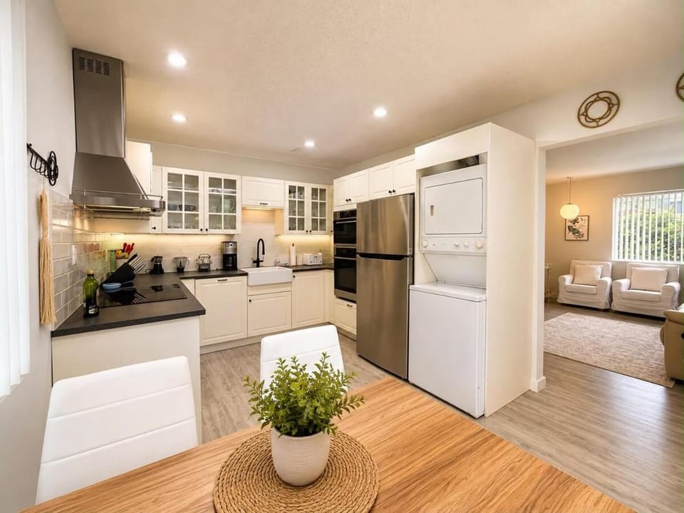 Kitchen or kitchenette, Dining area, dishwasher, oven, stove, toaster