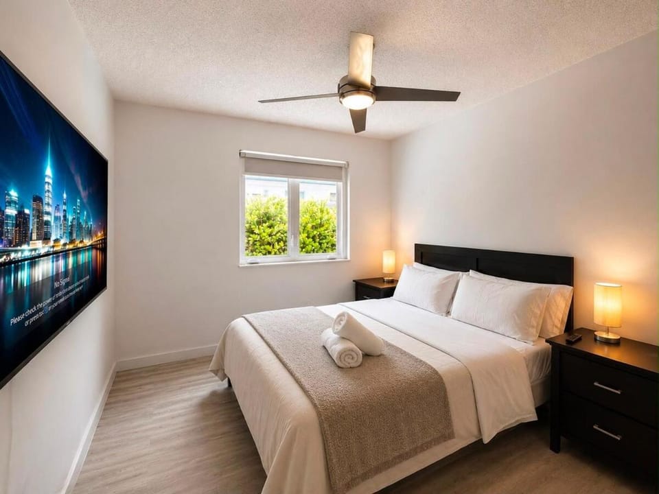 Bed, TV and multimedia, Bedroom