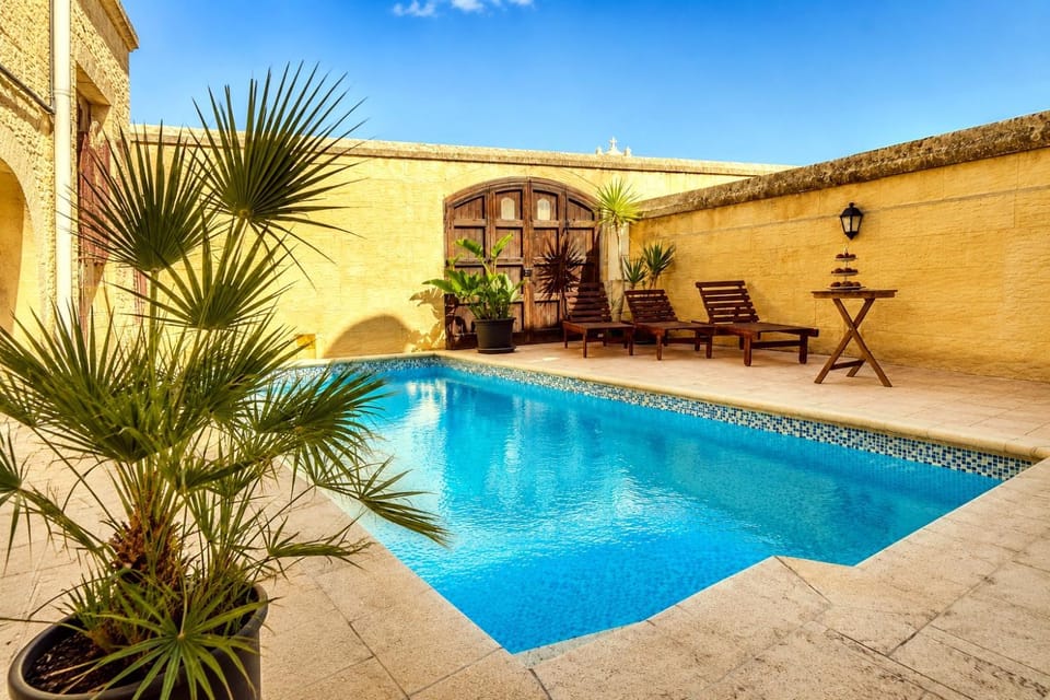 Property building, Patio, Day, Pool view, Swimming pool, Swimming pool, sunbed