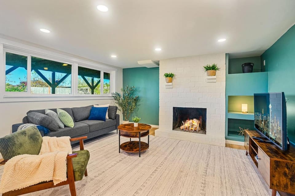 Communal lounge/ TV room, TV and multimedia, Living room, Seating area, Evening entertainment