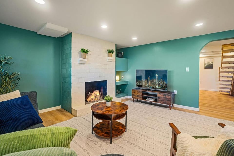Communal lounge/ TV room, TV and multimedia, Living room, Seating area, Evening entertainment