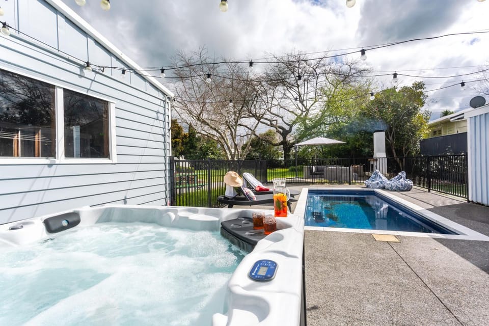 Hot Tub, Hot Tub