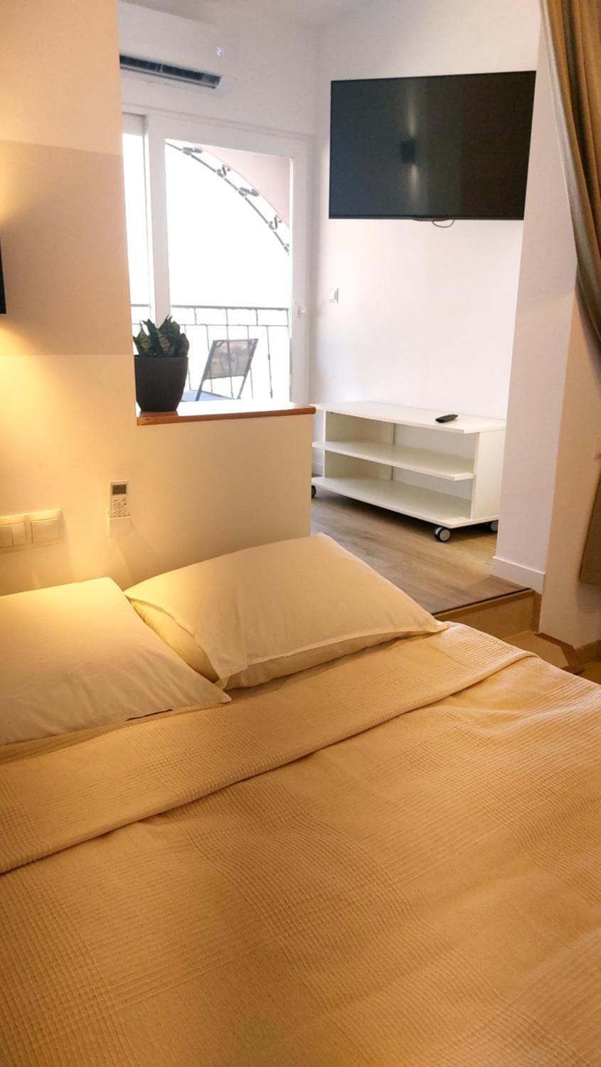 Bed, TV and multimedia, Bedroom