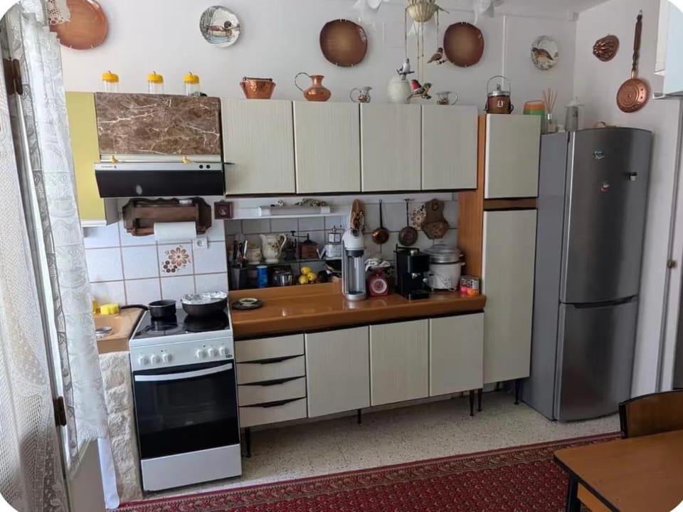 Coffee/tea facilities, Kitchen or kitchenette, oven, pet friendly, stove