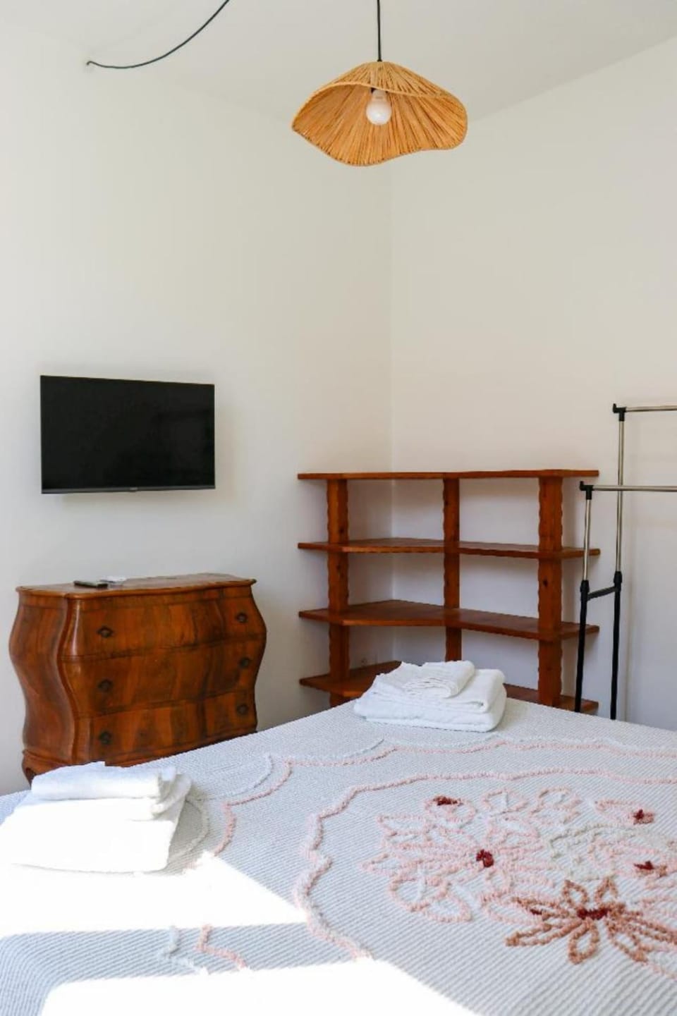 Bed, TV and multimedia, Photo of the whole room, Bedroom