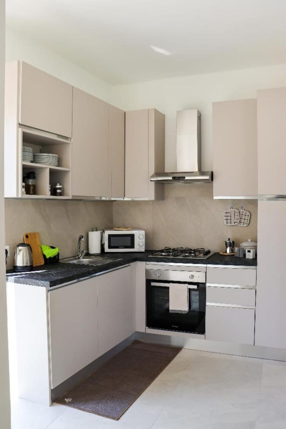Coffee/tea facilities, Kitchen or kitchenette, dishwasher, oven, stove