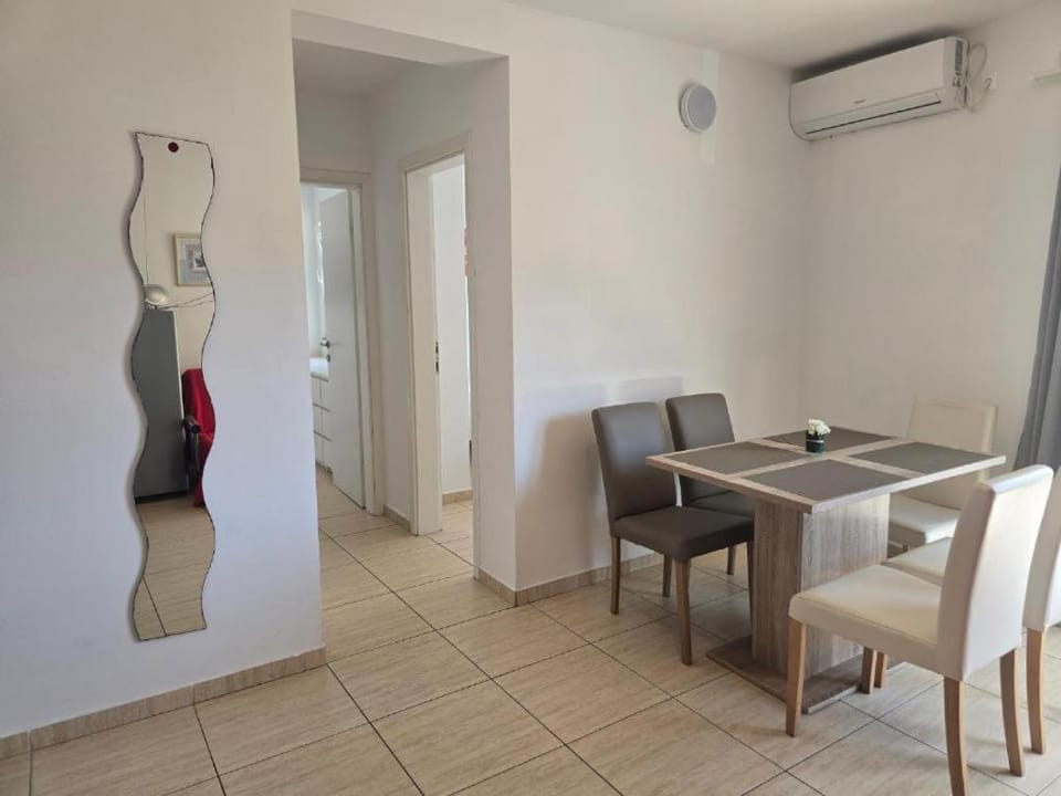 Living room, Seating area, Dining area, air conditioner