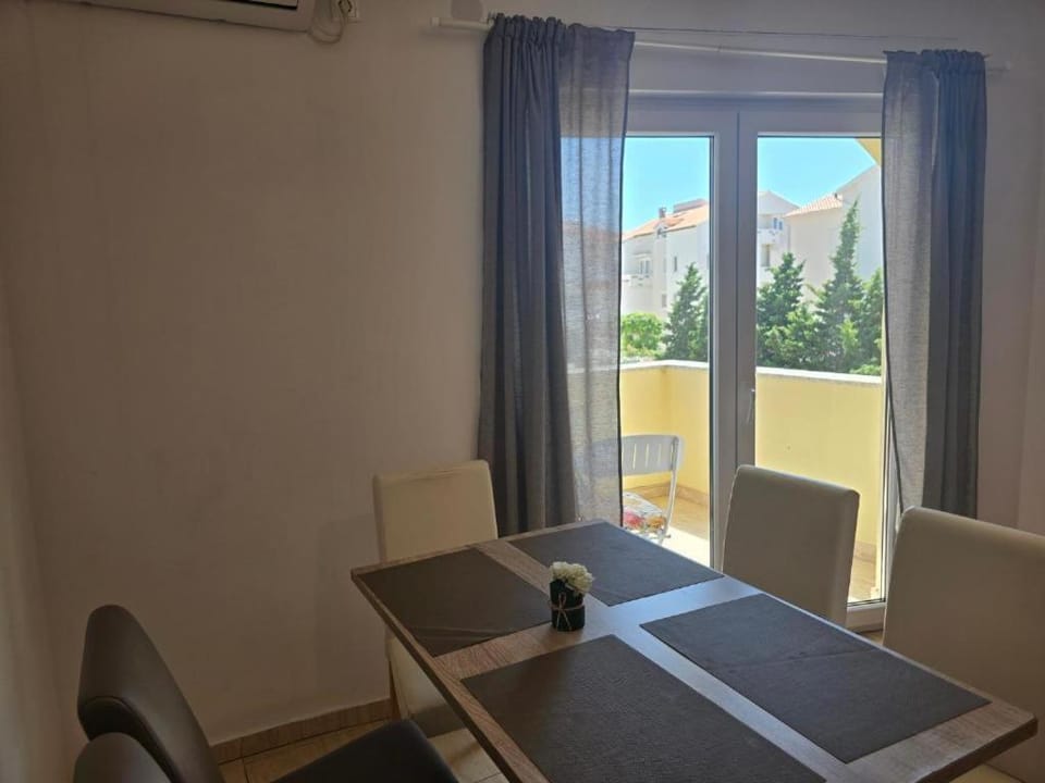 Living room, Seating area, Dining area, air conditioner