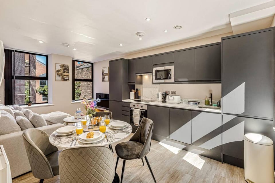 Kitchen or kitchenette, Living room, Seating area, Dining area