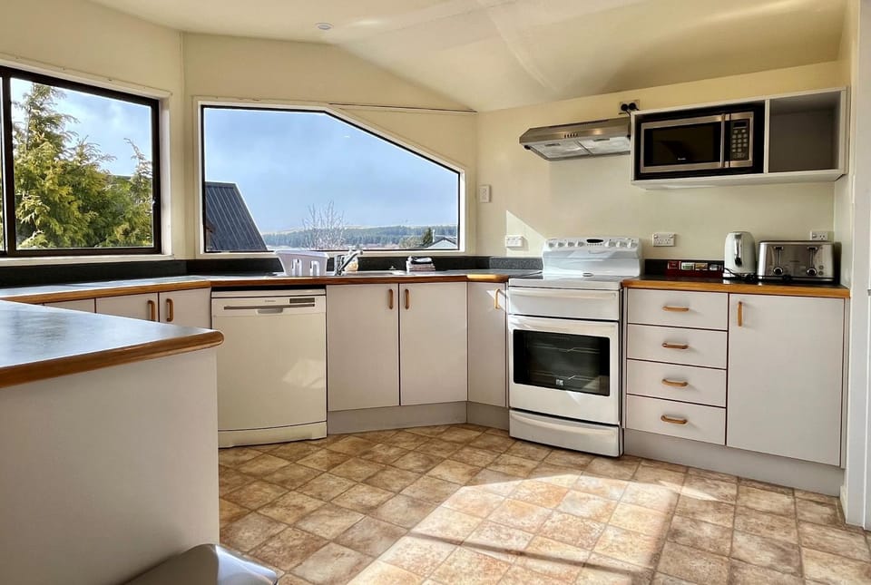 dishwasher, microwave, oven, stove, kitchen