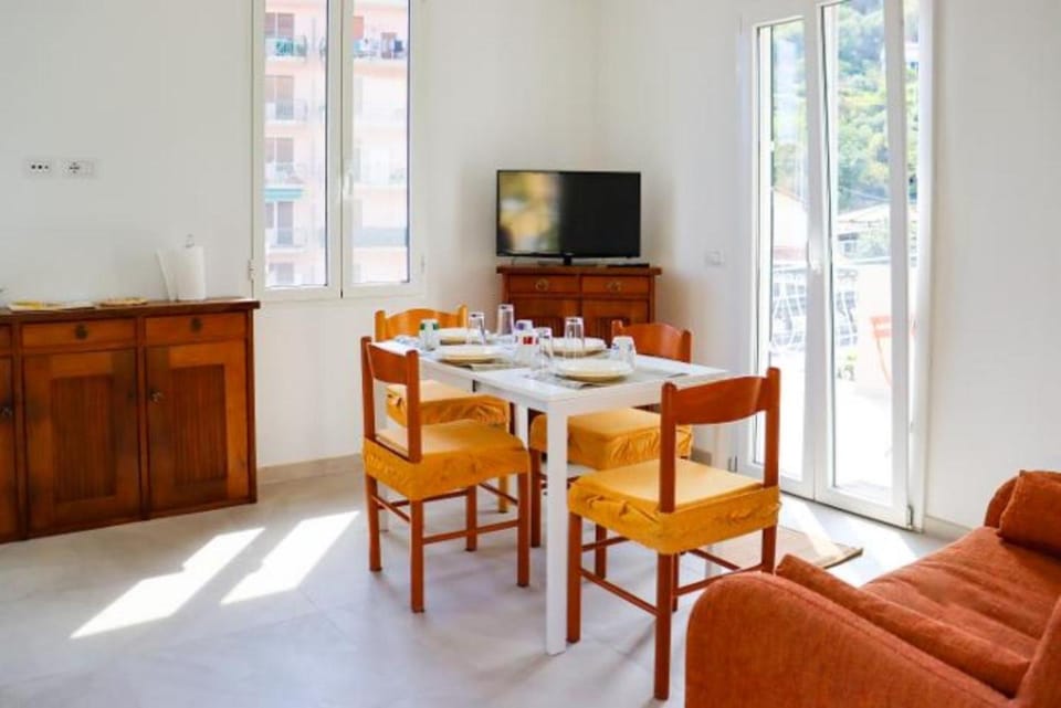 TV and multimedia, Living room, Seating area, Dining area, Evening entertainment